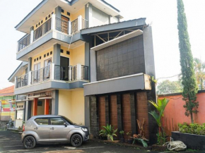 RedDoorz Plus @ Cibogo Puncak 3